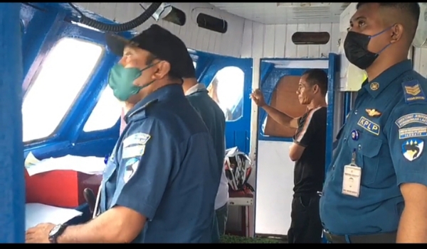 Danpos Pelabuban Dufa Dufa Ternate bersama Anggota lakukan pemeriksaan dokumen kapal