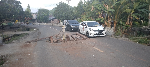 Foto Liputan Malut. Kerusakan jalan Desa Todapa Kec.Oba Kota Tidore Kepulauan