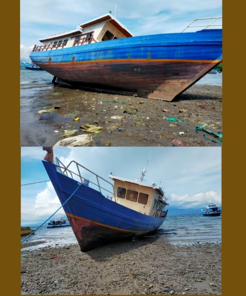 Kapal Banawa Nusantara 32 Terbegkali di pesisir Pantai Goto